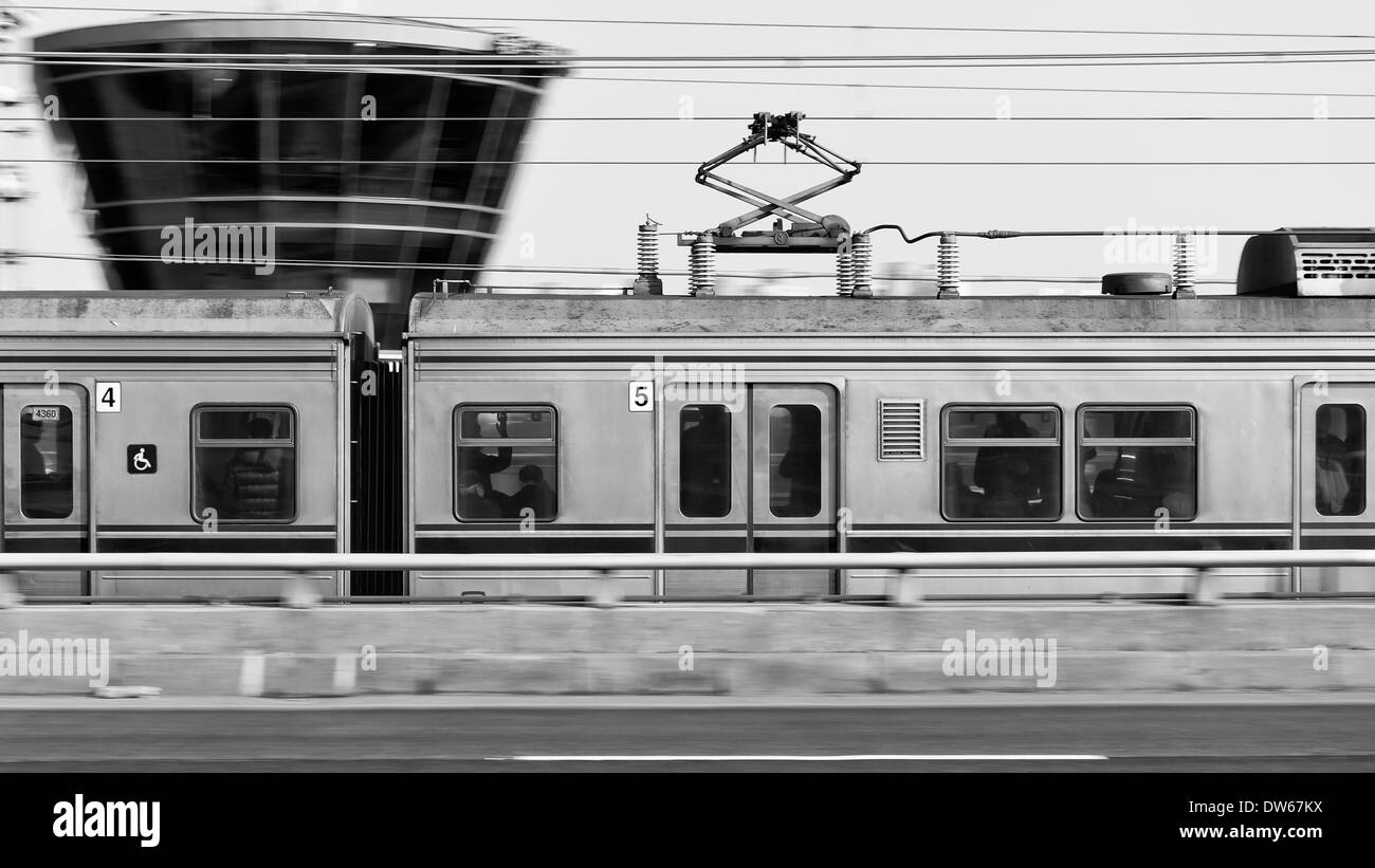 Un tren subterráneo en el Metro de Seúl carreras por un puente sobre el Río Han. Foto de stock