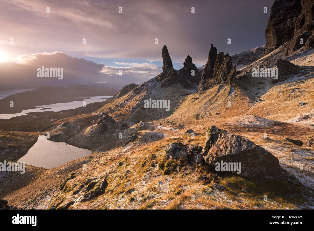 Su espectacular paisaje, en el viejo hombre de Storr, Isla de Skye, Escocia. Invierno (diciembre de 2013). Foto de stock