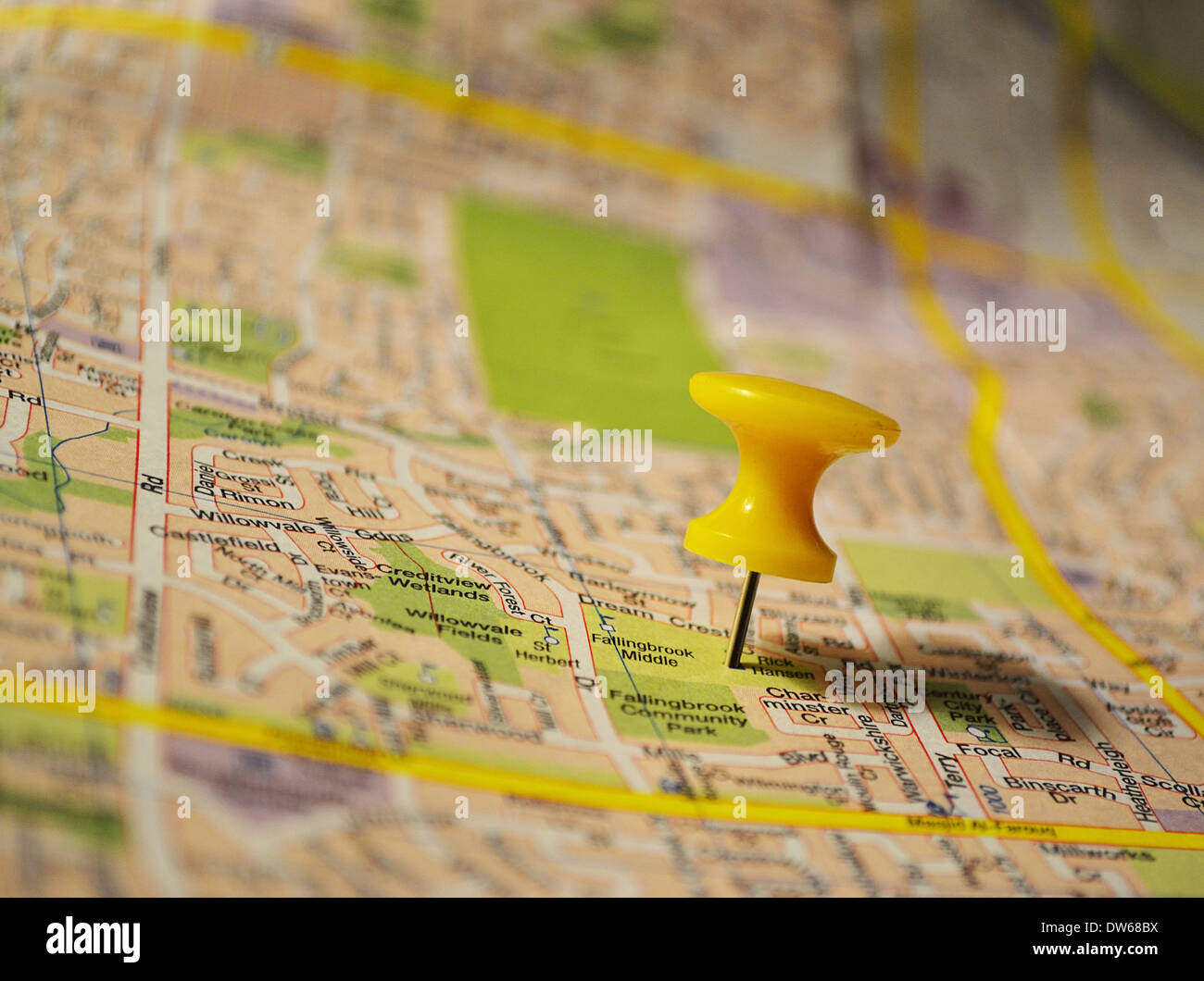 Alfiler amarilla en un mapa Foto de stock