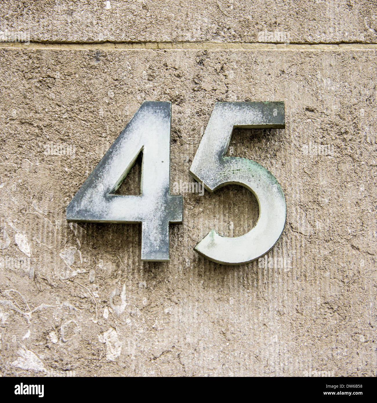 Soportó la casa número cuarenta y cinco. Dos números Fotografía de stock Alamy Soportó la casa número cuarenta y cinco. Dos números Fotografía de stock Alamy