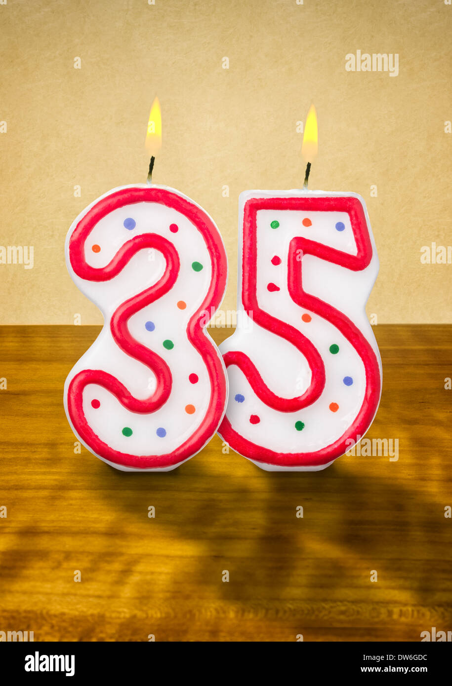 Quemando velas de cumpleaños número 35 Fotografía de stock - Alamy