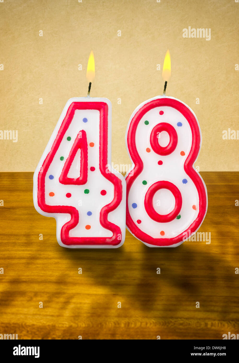 Quemando velas de cumpleaños número 48 Foto de stock
