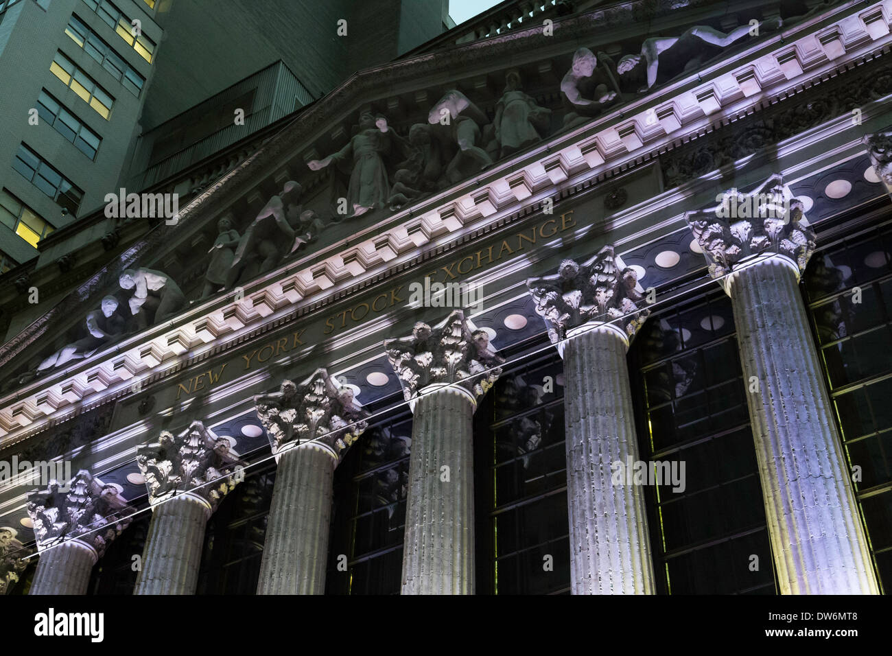 New York Stock Exchange, desde Wall Street, en la ciudad de Nueva York Foto de stock