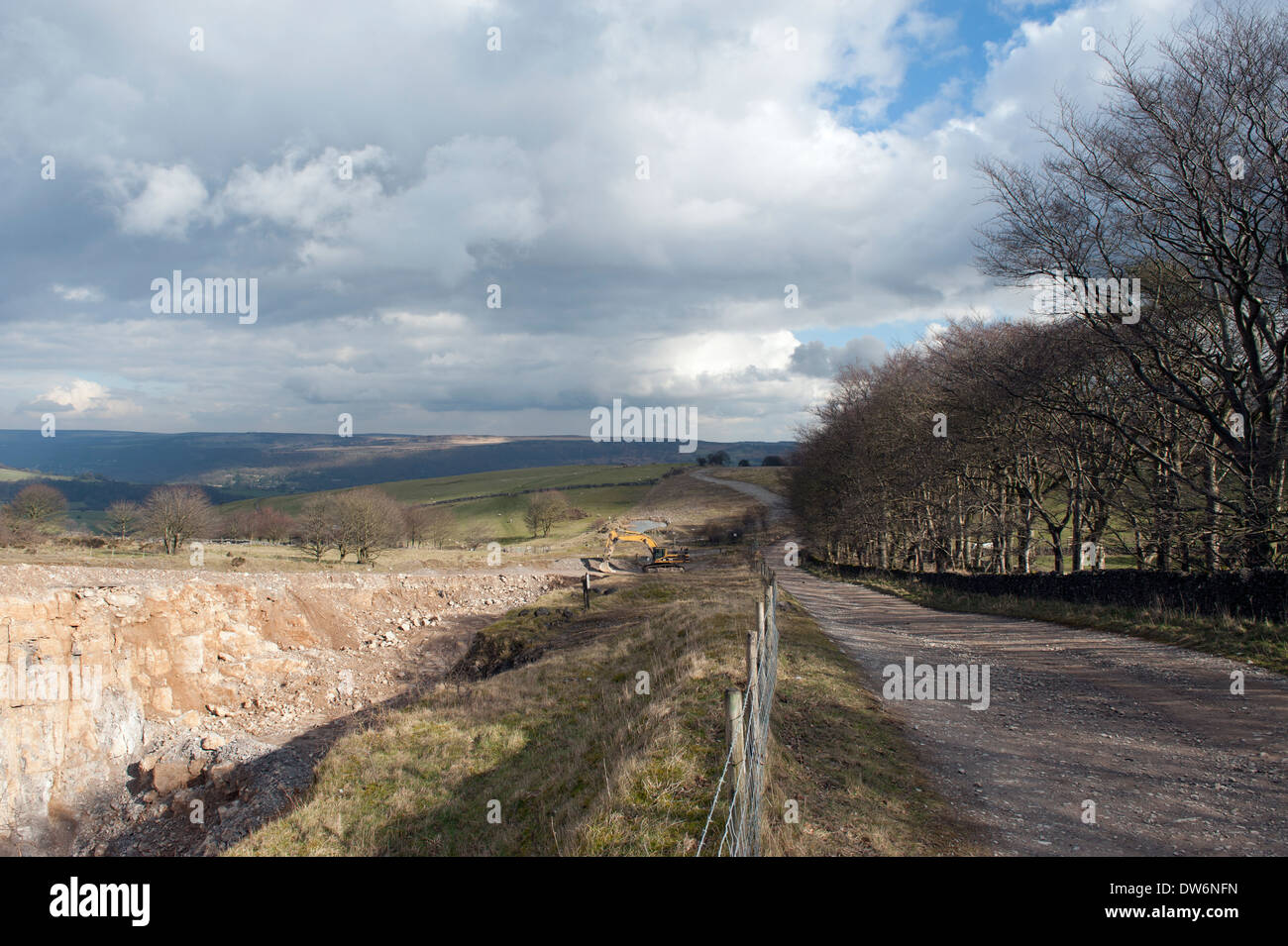 Rastrillo alto y la carretera que conduce a la profunda cantera a cielo abierto en el rastrillo de minerales a Longstone Edge en Derbyshire Foto de stock
