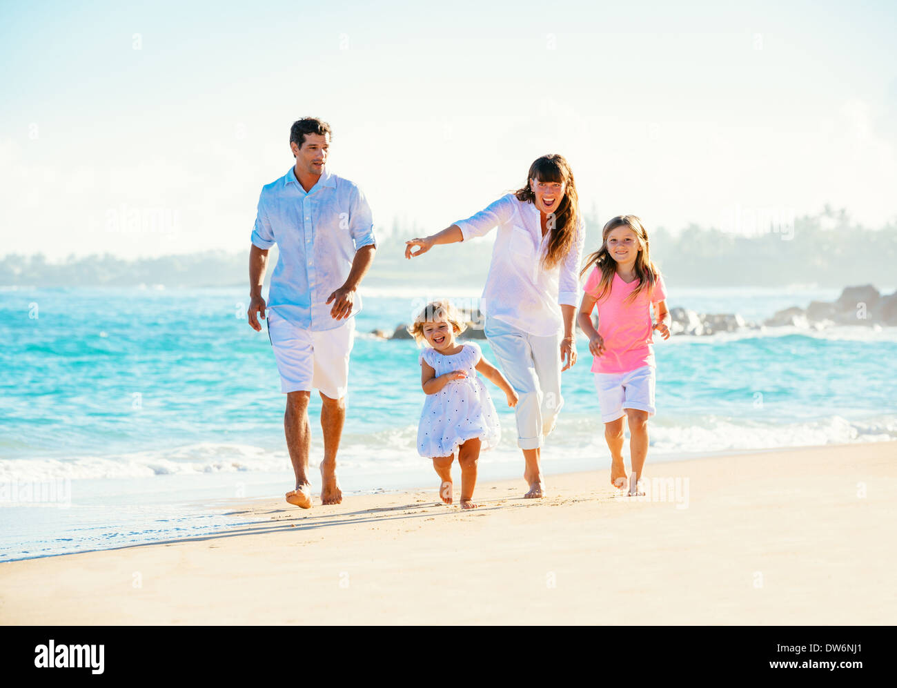 Familia disfrutando de la diversión en la playa fotografías e imágenes de  alta resolución - Alamy