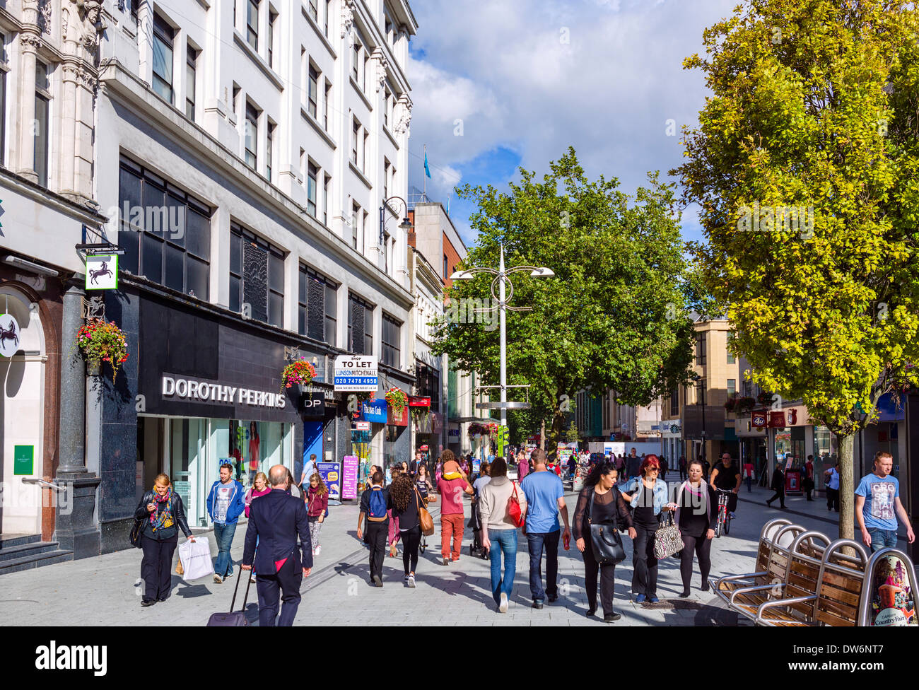 Tiendas en la calle Queen, en el centro de la ciudad, Cardiff, South Glamorgan, Wales, REINO UNIDO Foto de stock