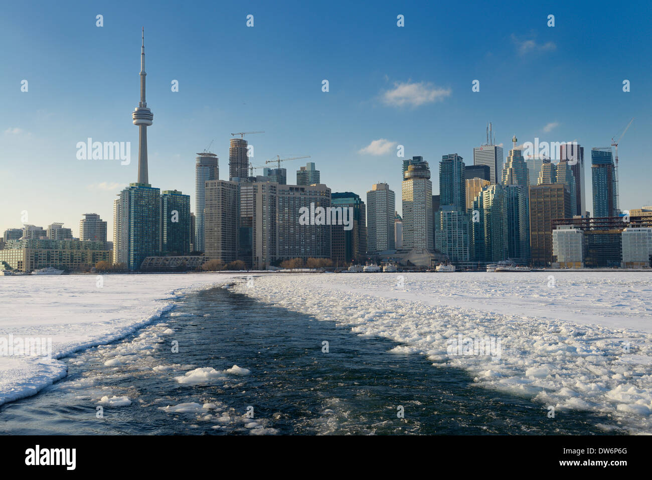 Horizonte de la ciudad de Toronto con ruta de rompehielos de wards island ferry sobre el lago Ontario congelado Foto de stock