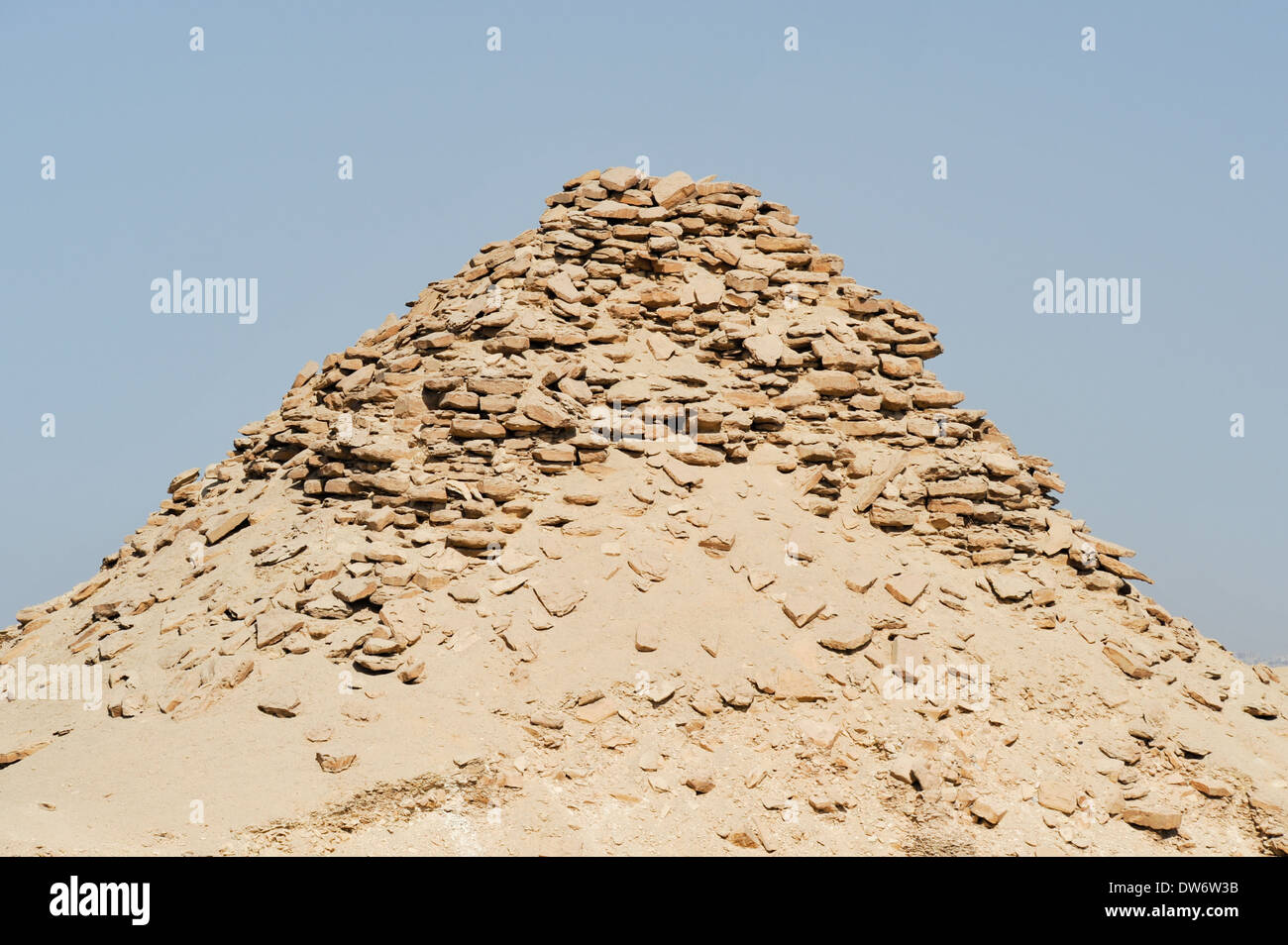 La pirámide de Userkaf paso cerca de la Pirámide de Djoser en Saqqara, Egipto. Foto de stock
