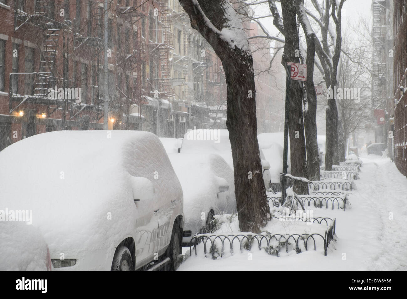 Los coches aparcados cubiertos de nieve en la Ciudad de Nueva York después de fuertes nevadas Foto de stock
