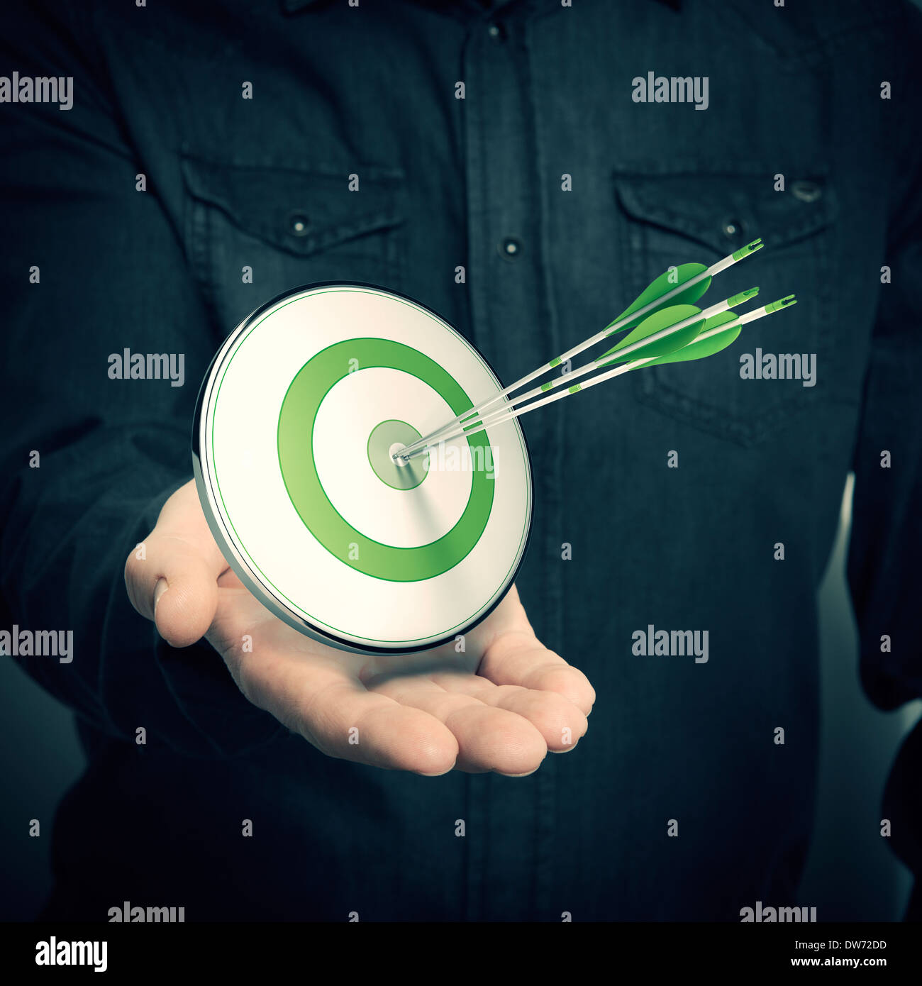 Una mano con un blanco verde y tres flechas, símbolo de soluciones de mercadeo o publicidad de empresas exitosas, efecto de desenfoque. Foto de stock