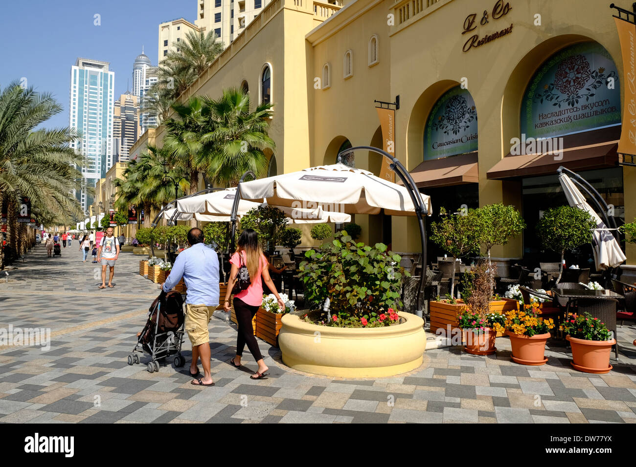 El paseo de tiendas y restaurantes en la calle de la playa de Jumeirah Residences (JBR) en Dubai, Emiratos Árabes Unidos Foto de stock