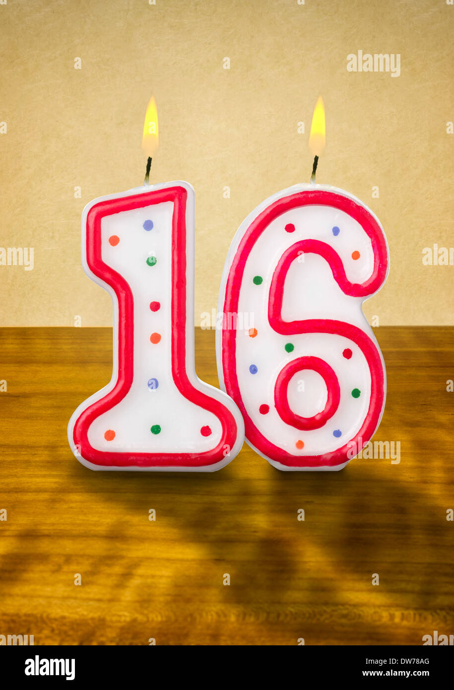 Quemando velas de cumpleaños número 16 Fotografía de stock - Alamy