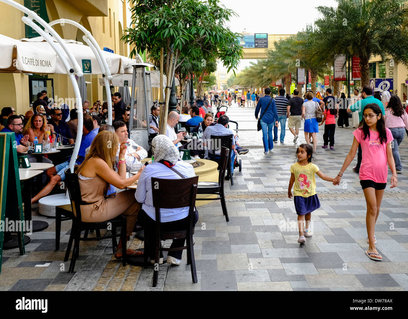 Concurridos cafés en el paseo de tiendas y restaurantes en la calle de la playa de Jumeirah Residences (JBR) en Dubai, Emiratos Árabes Unidos Foto de stock