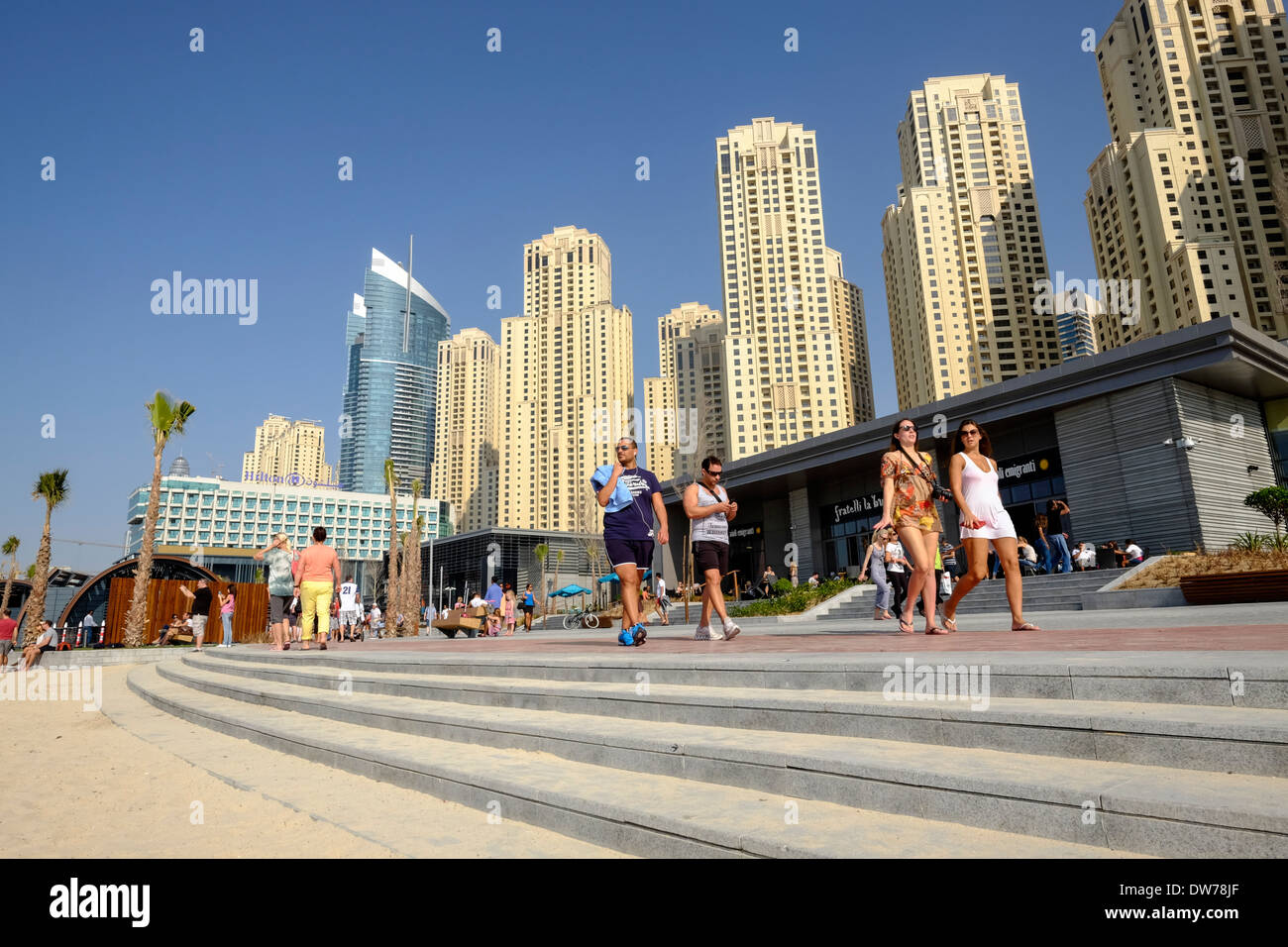 Peatonal nuevo paseo de tiendas y restaurantes junto a la playa llamada Playa El paseo a la playa de Jumeirah Residences (JBR) Dubai Foto de stock