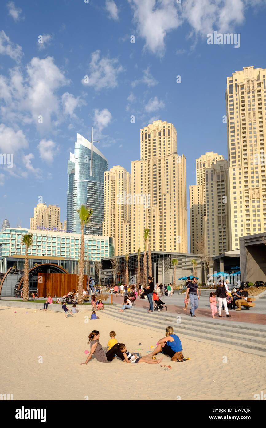 Peatonal nuevo paseo de tiendas y restaurantes junto a la playa llamada Playa El paseo a la playa de Jumeirah Residences (JBR) Dubai Foto de stock