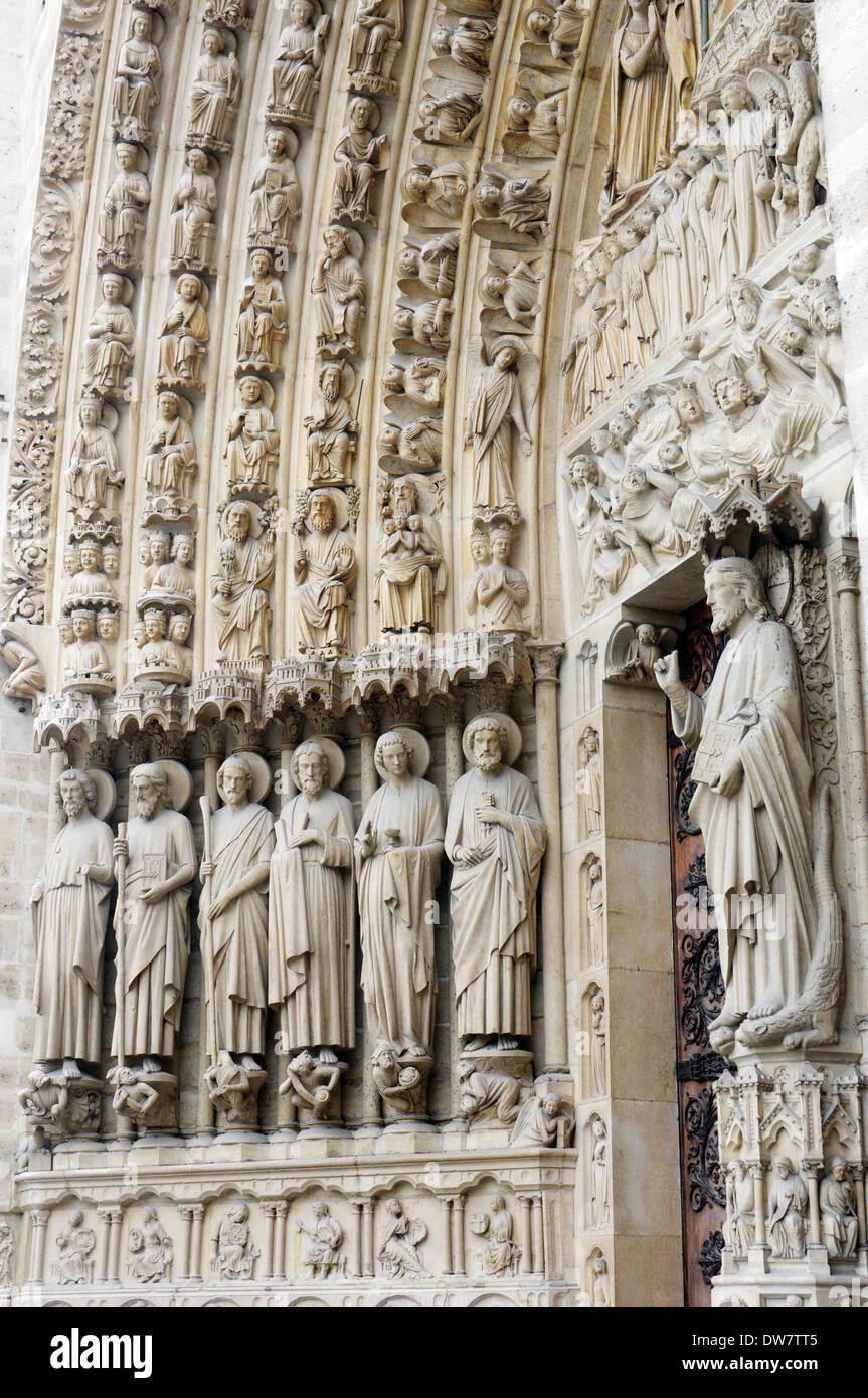 Esculturas Sobre la puerta de la catedral de Notre Dame de París, Francia Foto de stock