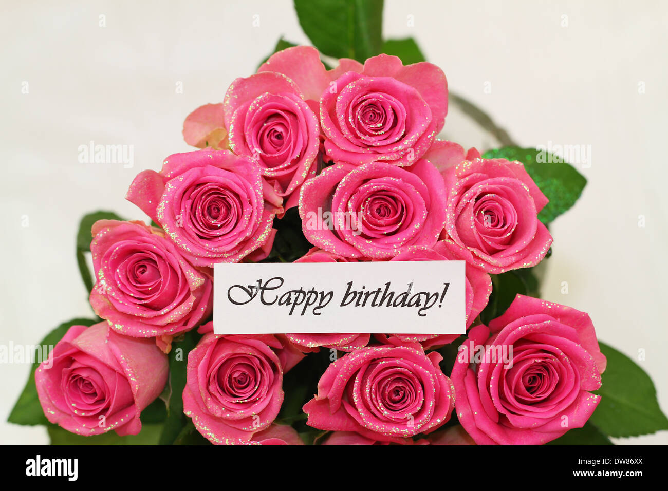 Feliz cumpleaños tarjeta con ramo de rosas rosas Fotografía de stock - Alamy