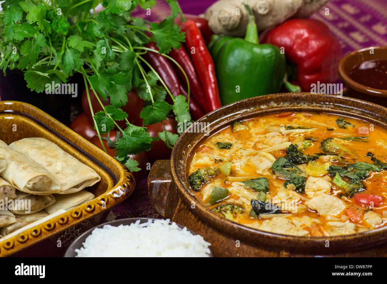 Cuenco de estofado de curry panang rodeado con hortalizas y especias Foto de stock