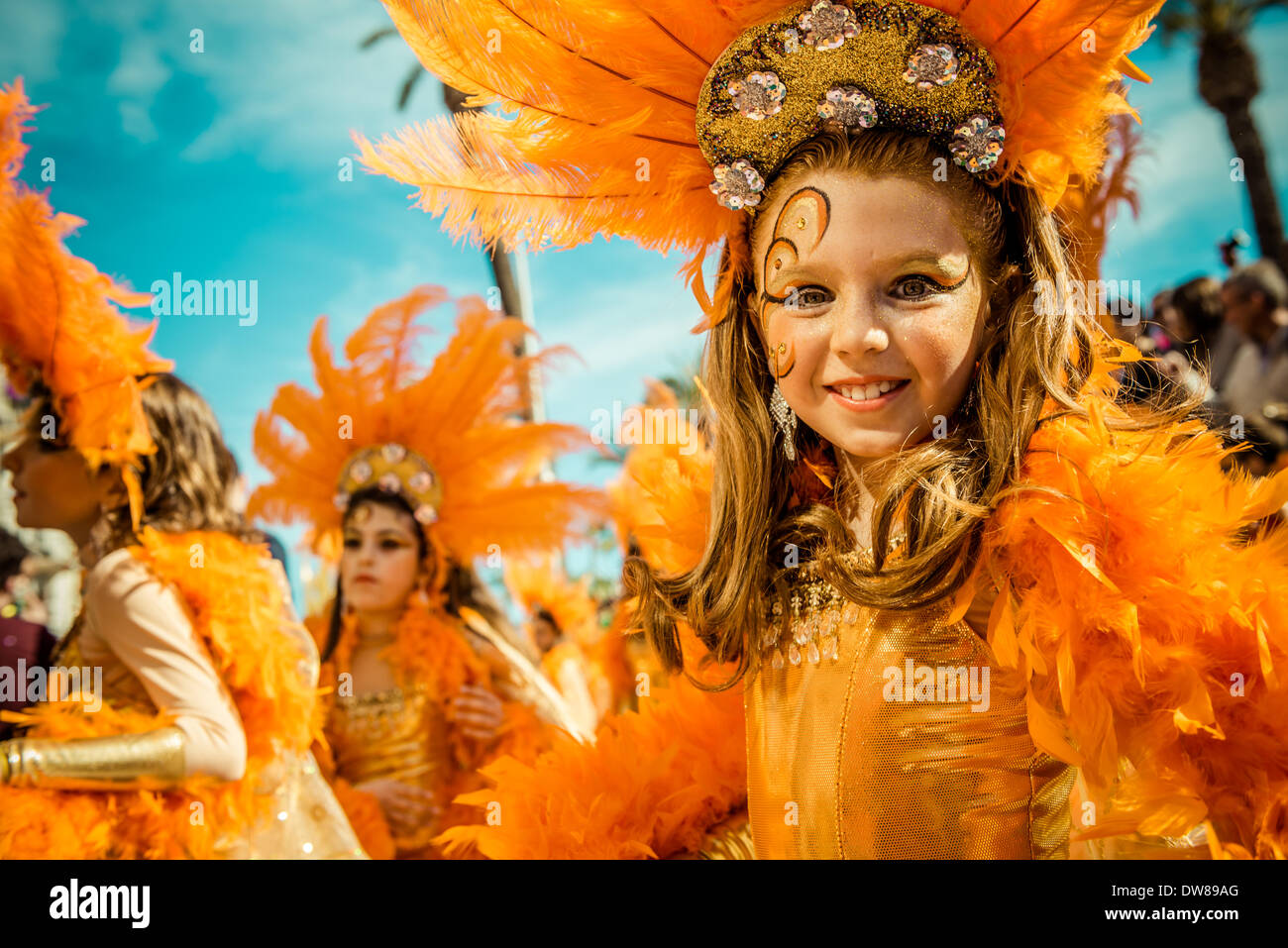 Sitges, España. Marzo 2nd, 2014: Niños juerguistas bailan durante el desfile del Domingo de los niños desfile de carnaval en Sitges: Crédito matthi/Alamy Live News Foto de stock