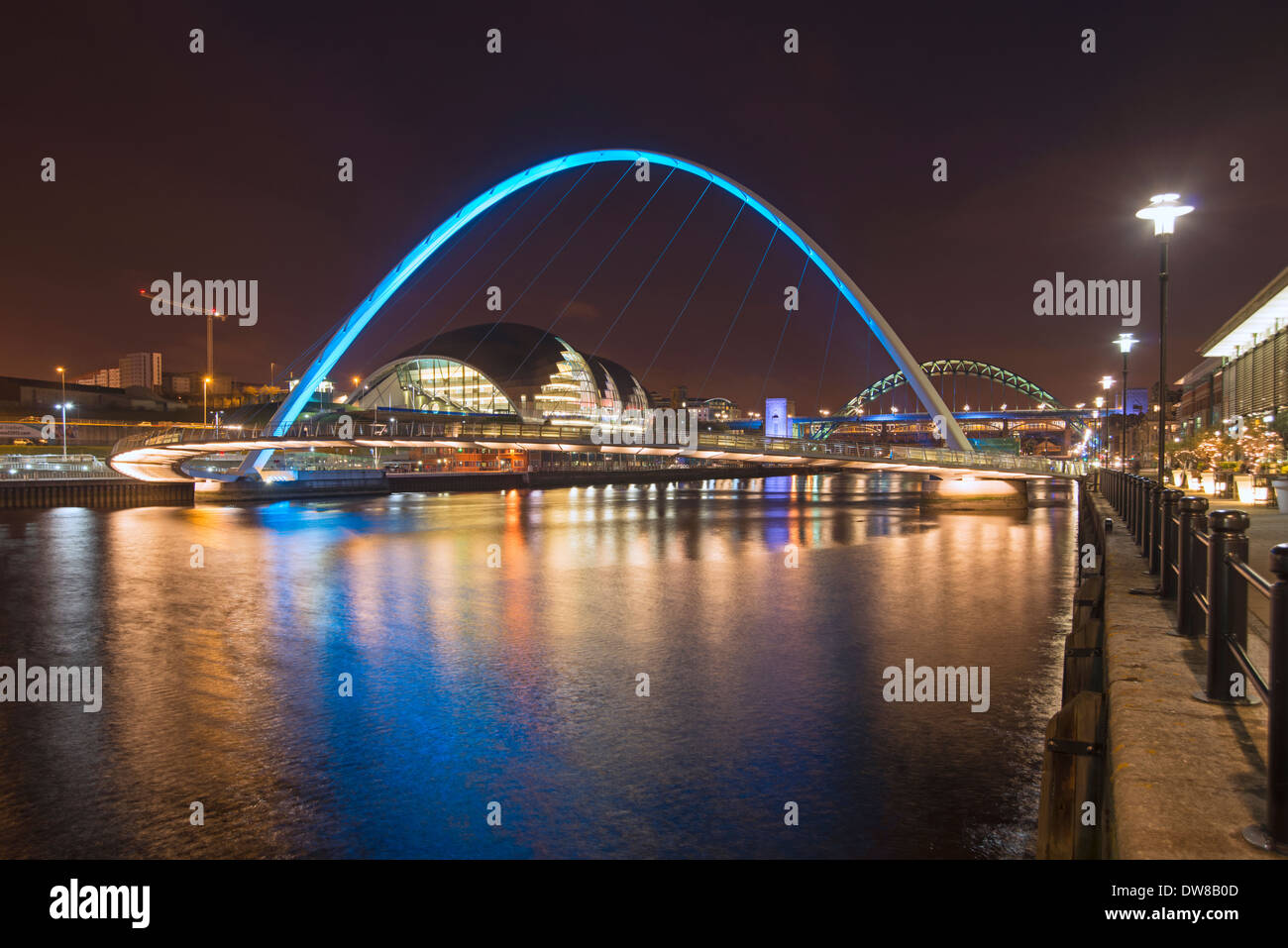 Newcastle y Gateshead quayside, por la noche, el puente del milenio y el sabio siendo prominente. Foto de stock