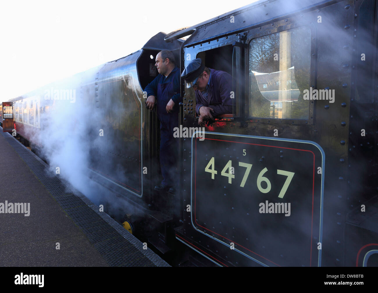 Los conductores de tren a bordo de LMS 'Negro' 44767 Cinco no esperaban su partida en Sheringham North Norfolk Railway Station. Foto de stock