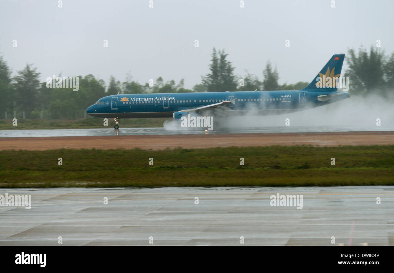 Vietnam Airlines Airbus A321 (VN339) que aterrizaba en el aeropuerto de Hue con un vuelo de Hannoi en una tormenta de lluvia con el inversor de empuje Foto de stock