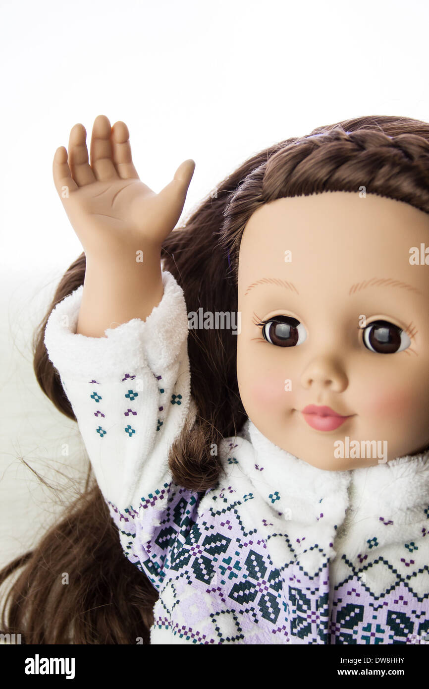 Levantar la mano y hacer preguntas por favor. Juguete muñeco con mano levantada para seguir procedimiento sala escolar. Foto de stock