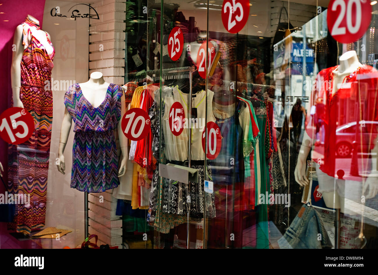 15,10, 20, 25 Euros precio discos en rojo en la ventana de la tienda de ropa  de mujer Francia Marsella Fotografía de stock - Alamy