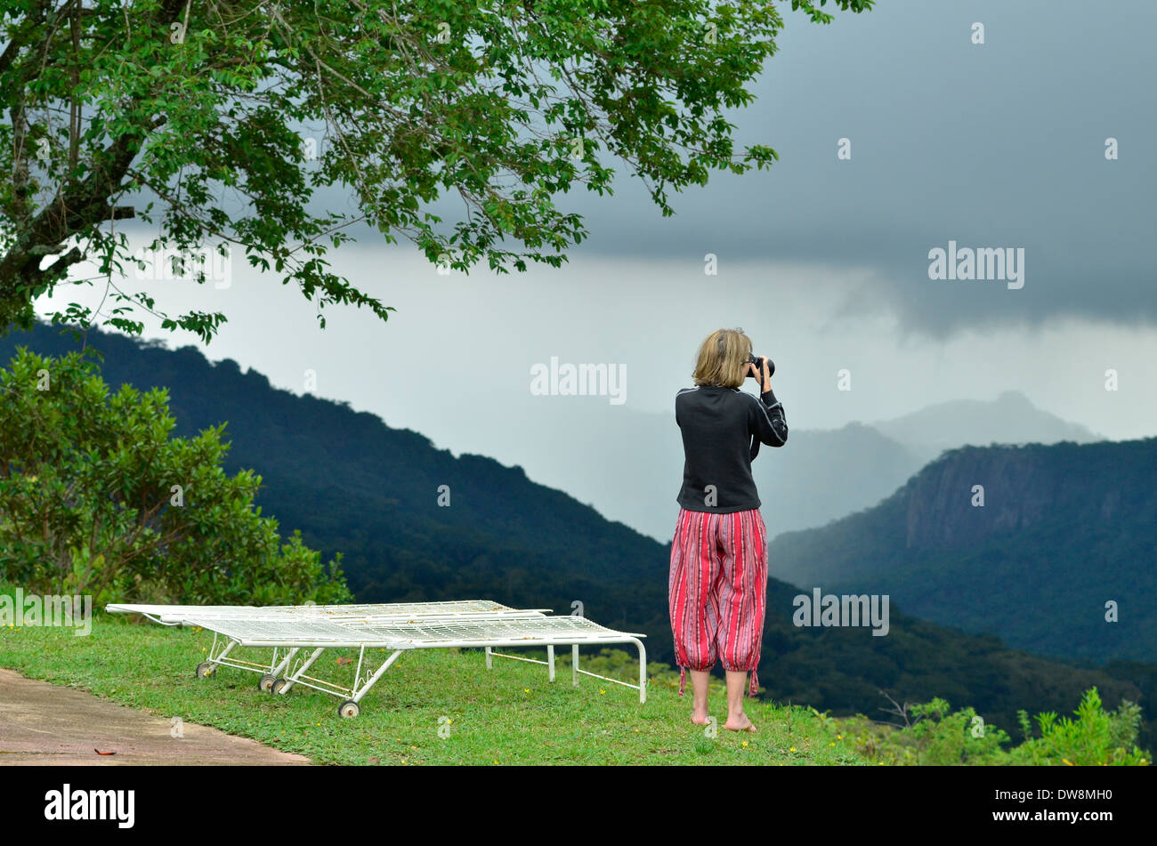 Highlands Orientales de Zimbabwe en verano con brillantes colores verdes y  hábitat montañoso. Mujer con pantalones rojos fotografiando Fotografía de  stock - Alamy