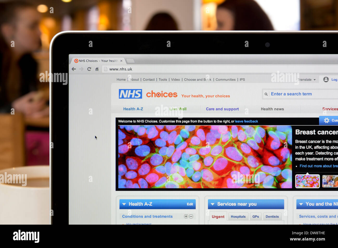 El NHS Opciones Web rodada en un ambiente de cafetería (sólo para uso editorial: -print, televisión, e-book editorial y sitio web). Foto de stock
