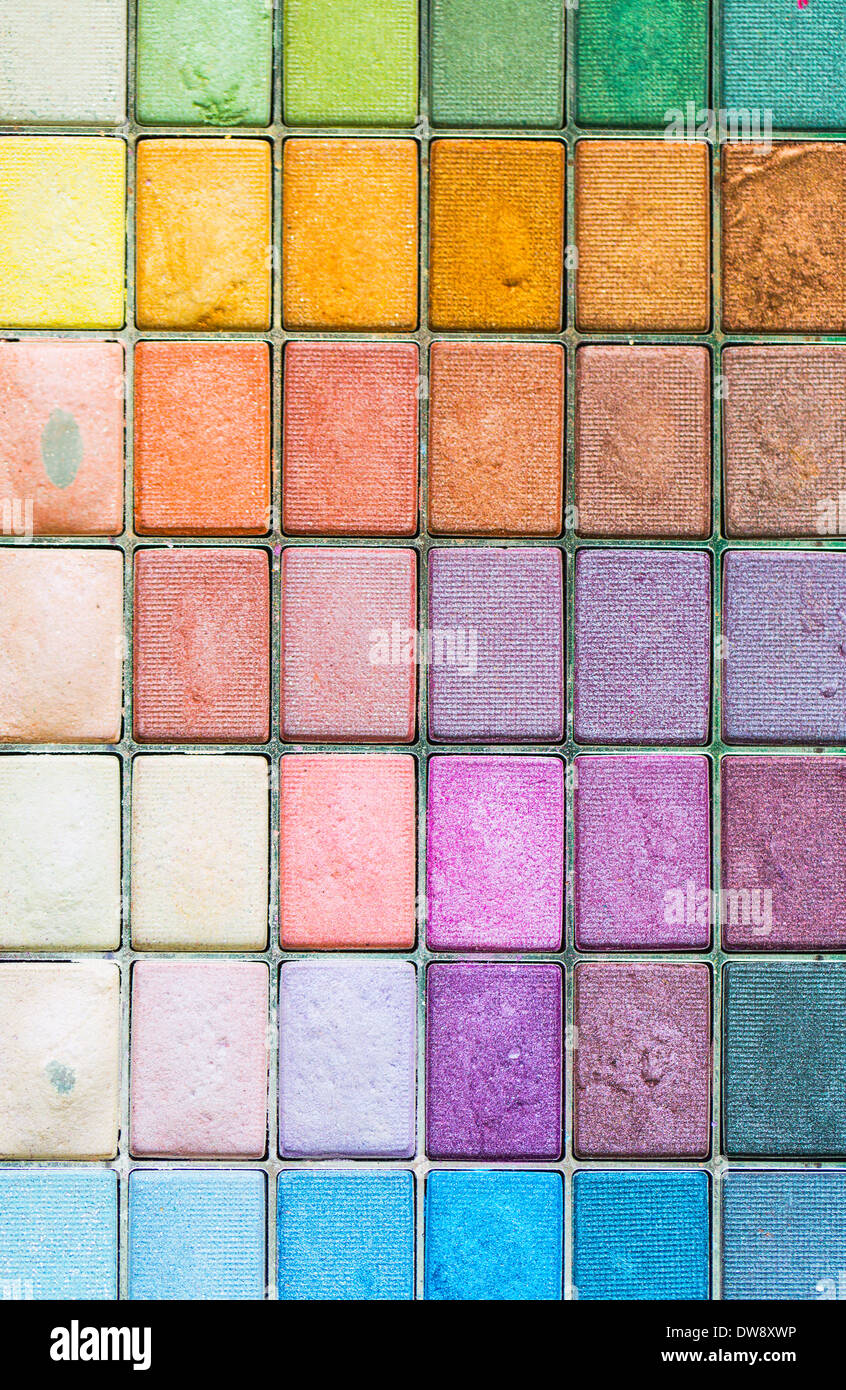Maquillaje sombra intensos coloridos paletas como fondo Foto de stock