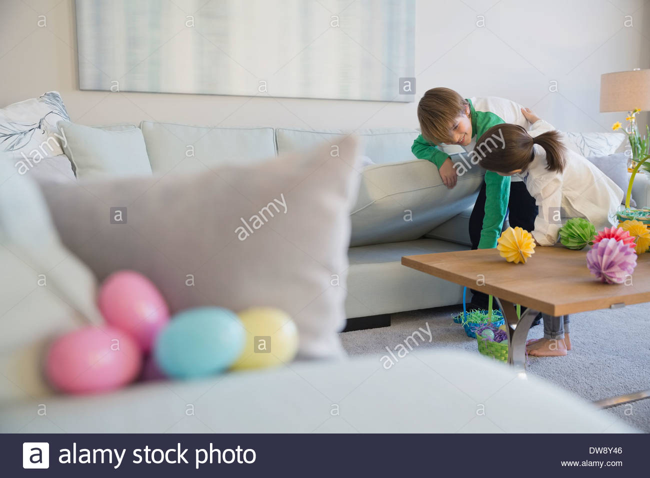 Hermanos buscar huevos de Pascua en el salón Foto de stock