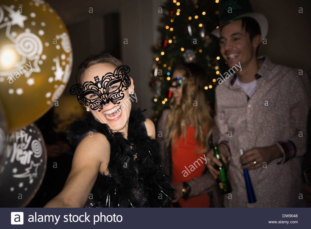 Mujer en Masquerade Mask disfrutando de fiesta de Año Nuevo Foto de stock