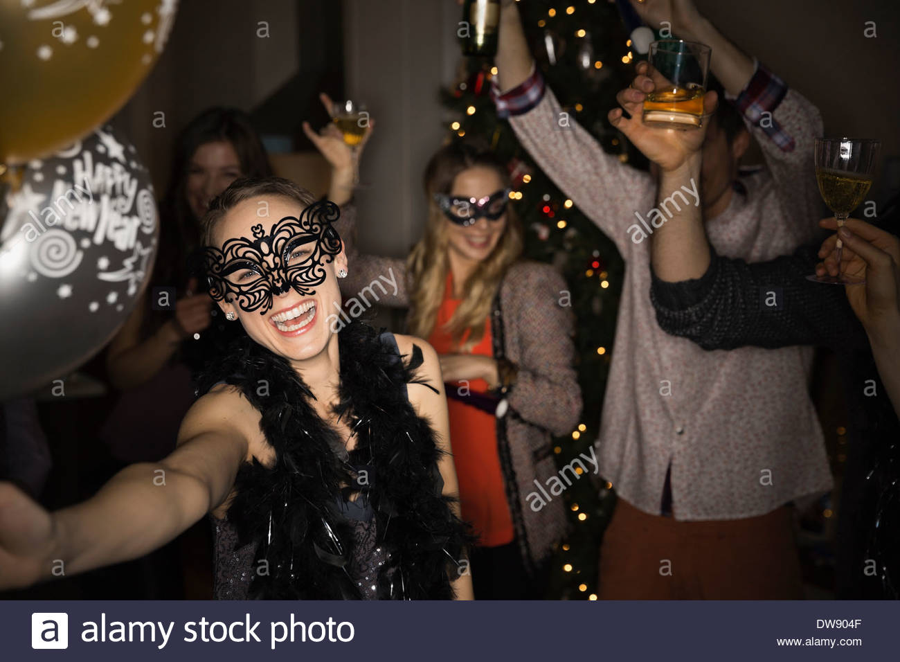Mujer en Masquerade Mask disfrutando de fiesta de Año Nuevo Foto de stock