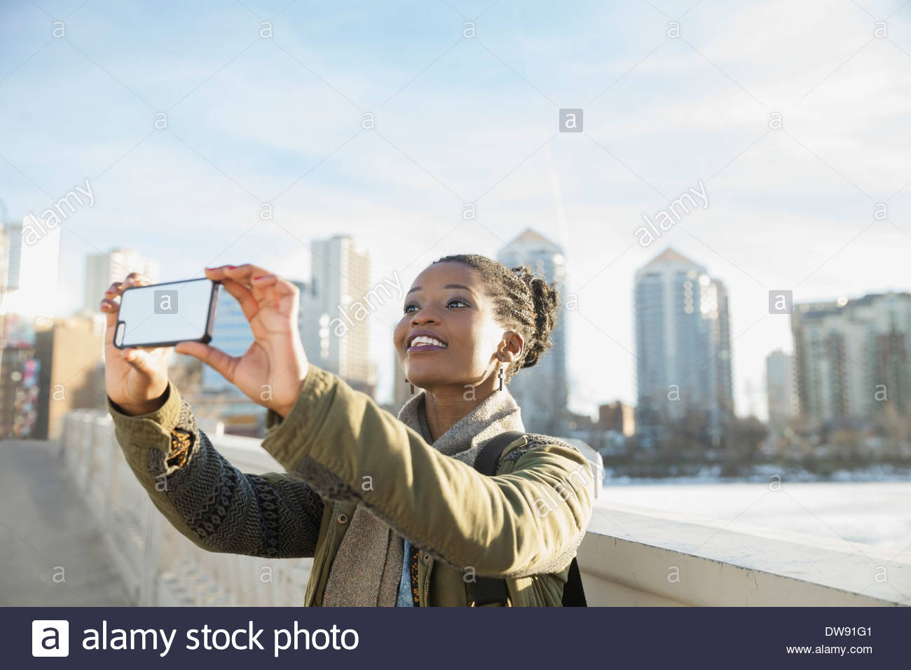 Mujer fotografiando con smart phone en el exterior Foto de stock