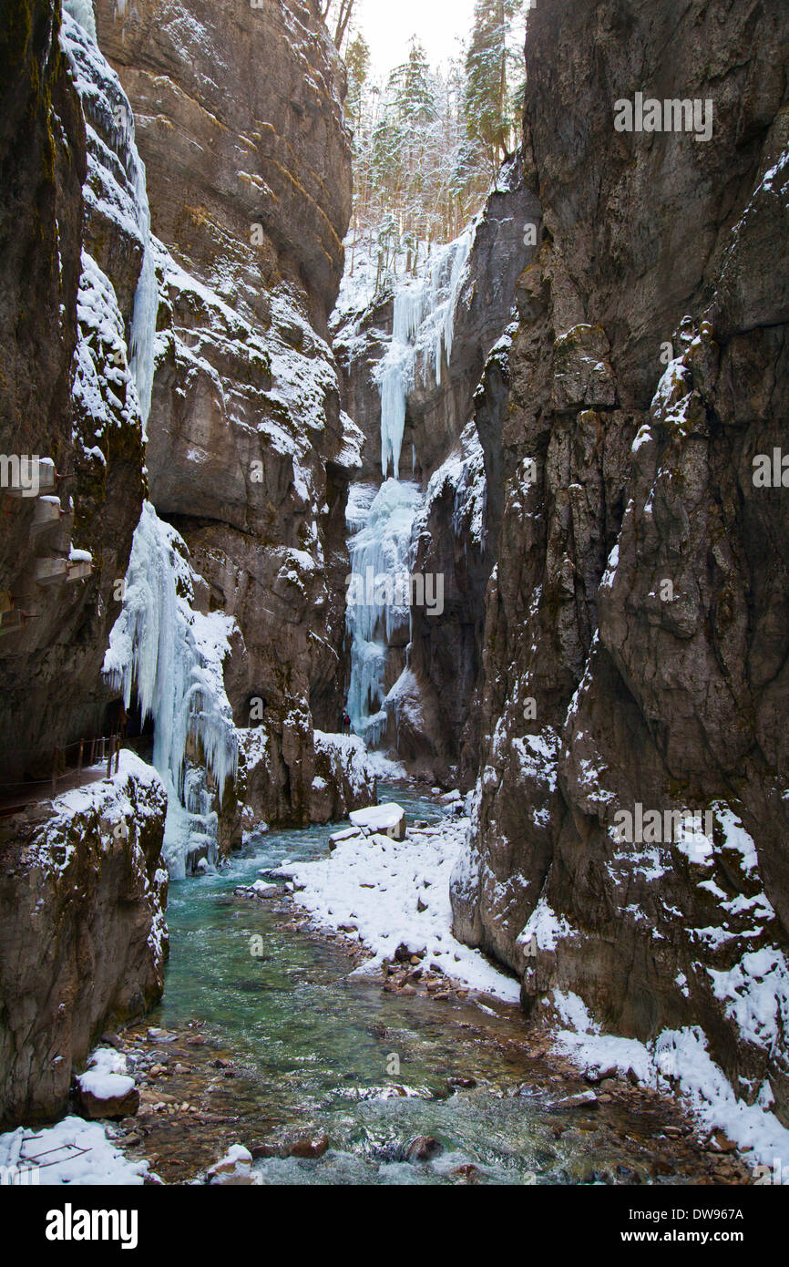 Icy barranco con un arroyo de montaña y escarpadas paredes de roca, garganta Partnach, cerca de Garmisch-Partenkirchen, Alta Baviera, Baviera Foto de stock