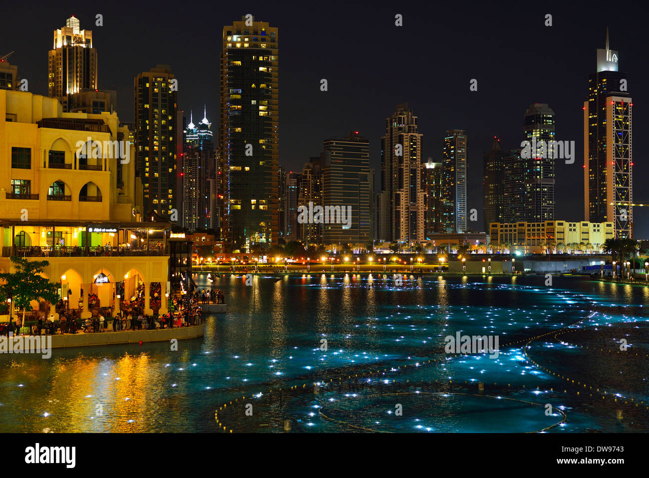 El lago Burj Khalifa y el centro de la ciudad por la noche, Dubai, Emiratos Árabes Unidos. Foto de stock