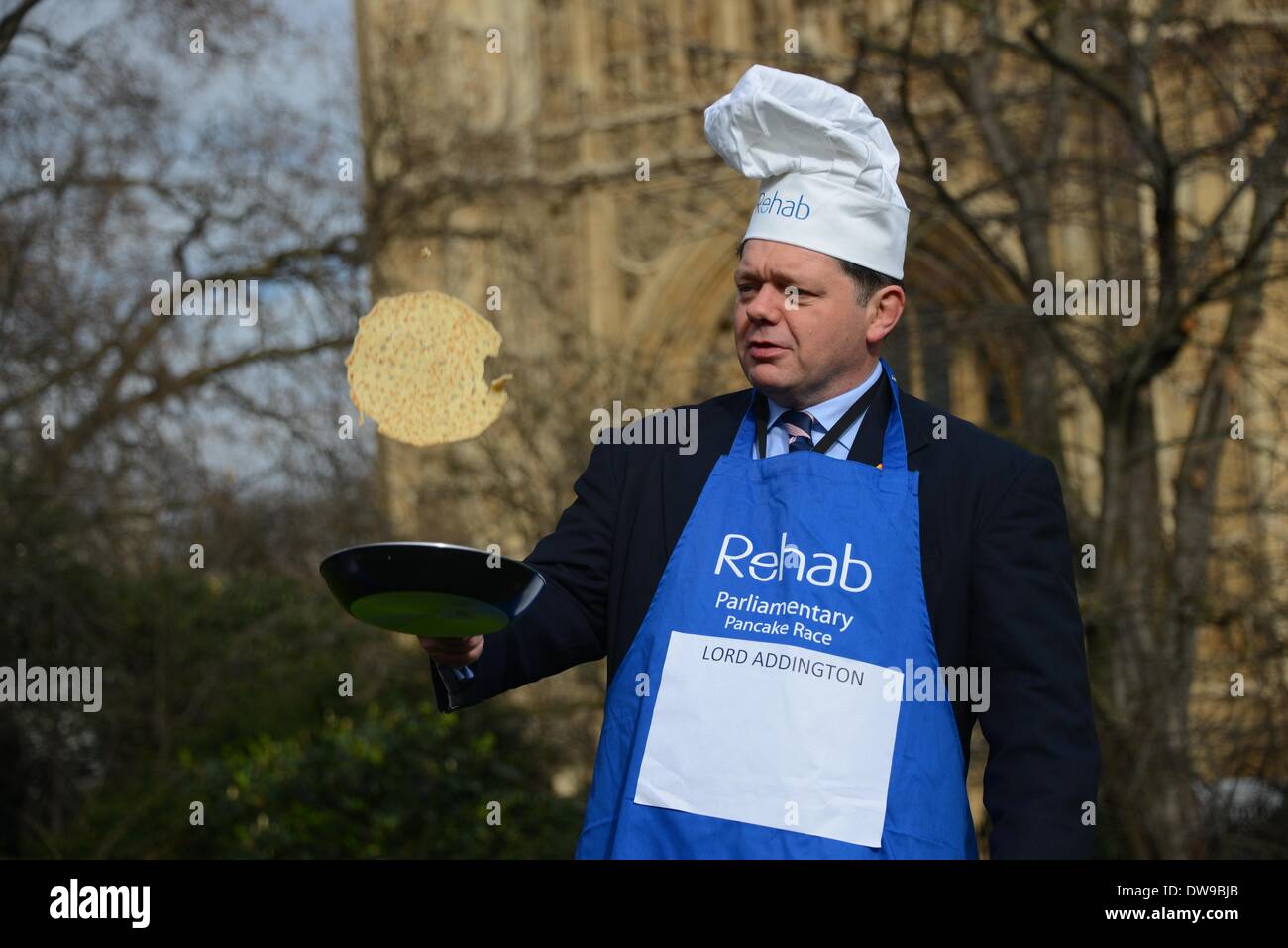 Londres, Inglaterra, el 4 de marzo de 2014 : Señor Addington prácticas voltear su Crepe Crepe parlamentaria durante la reunión anual de la raza 2014 Crédito: Ver Li/Alamy Live News Foto de stock
