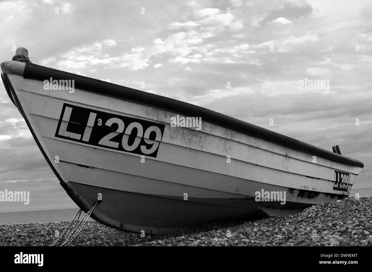 Barco de pesca en la playa en Bognor Regis, West Sussex, Reino Unido Foto de stock