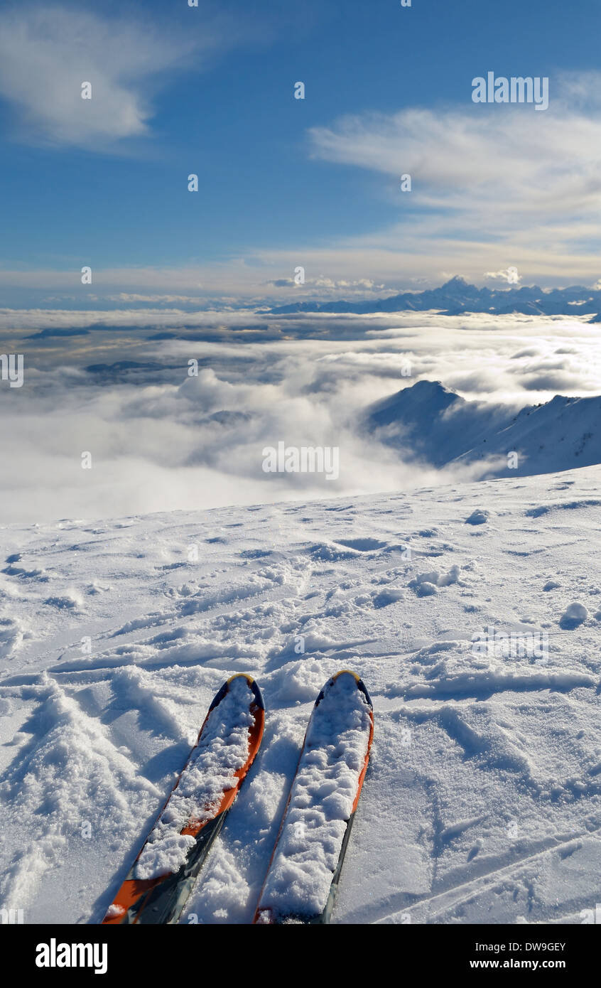 Back country ski en la cima de la montaña en el escénico alpine fondos. Foto de stock