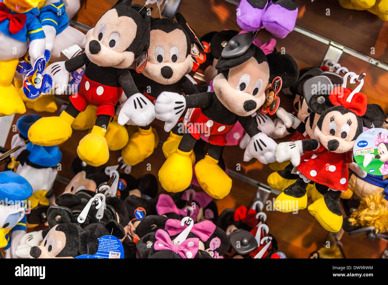 Mickey Mouse y Minnie muñecos en estanterías para la venta en la tienda  Outlet de Disney Fotografía de stock - Alamy