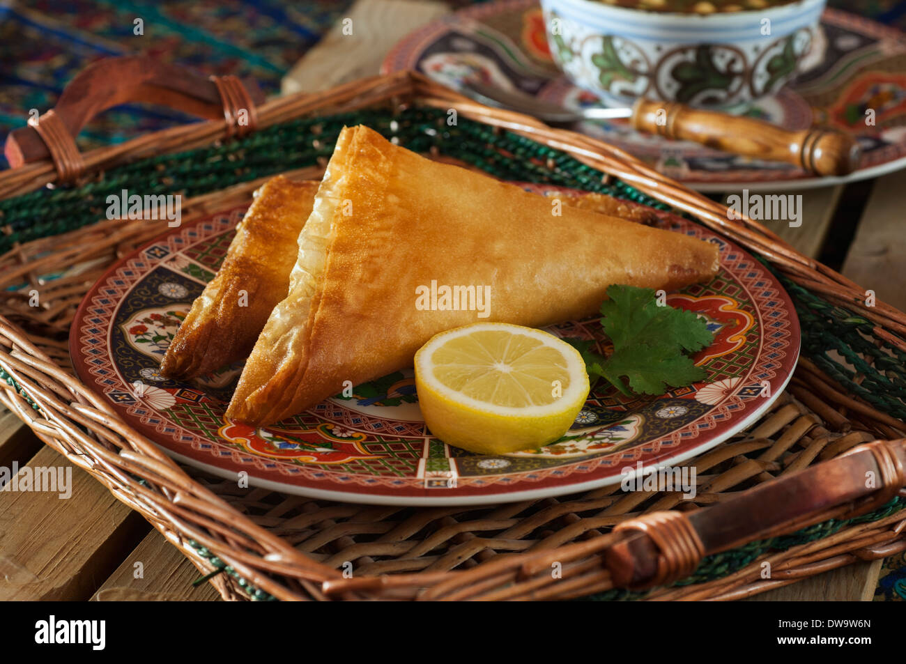 Brik à l'oeuf. Fritos pasteles tunecinos. Túnez alimentos Foto de stock