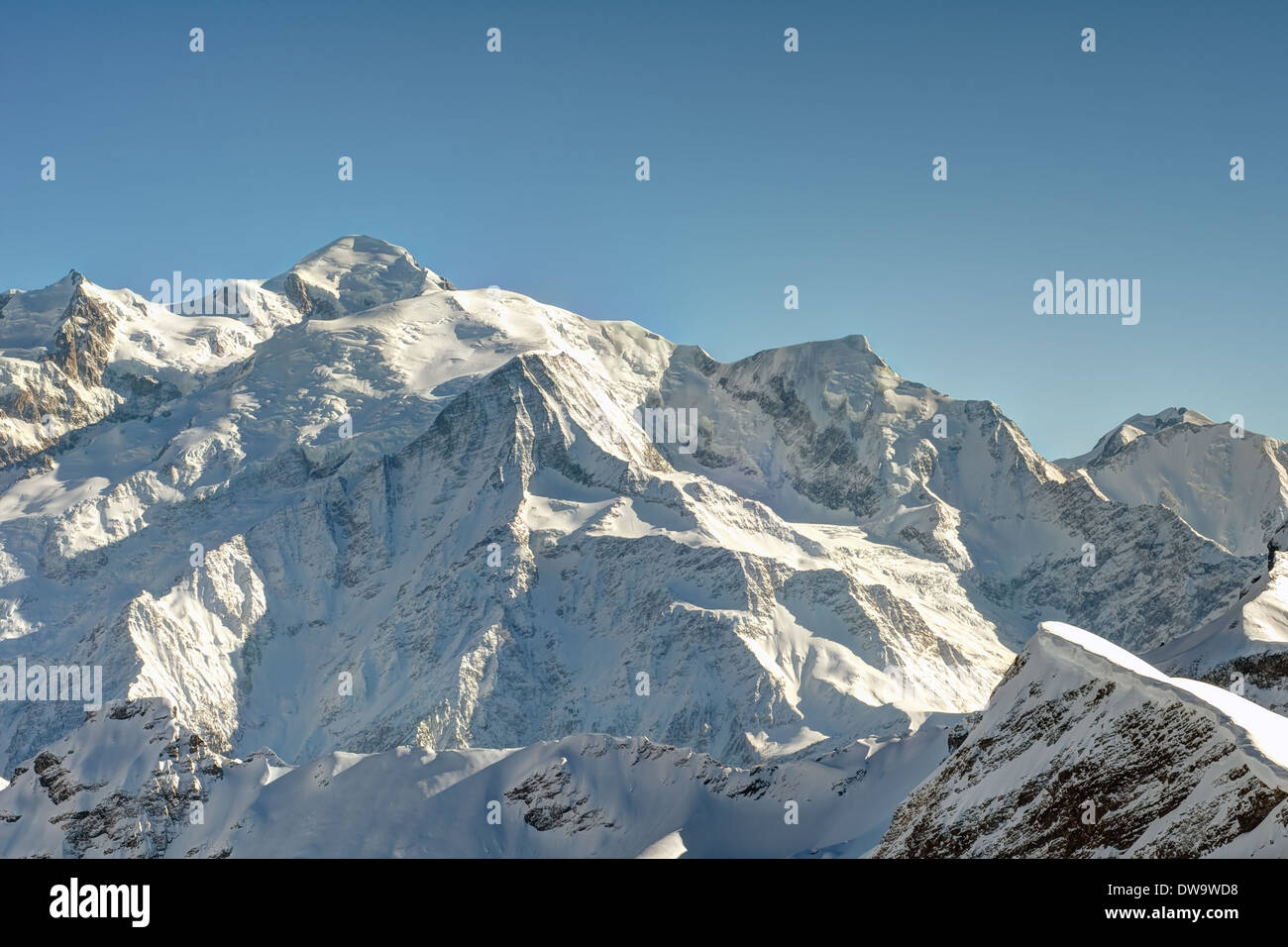 La cumbre de la montaña del Mont Blanc en los Alpes franceses Foto de stock