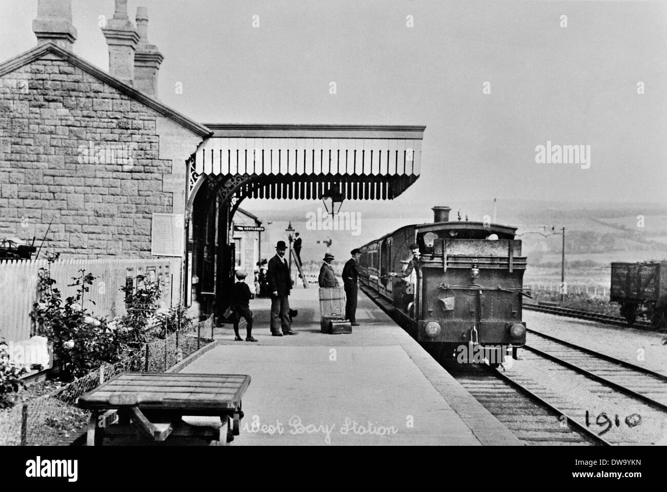 La estación de West Bay con tren desde Bridport 1910 Foto de stock