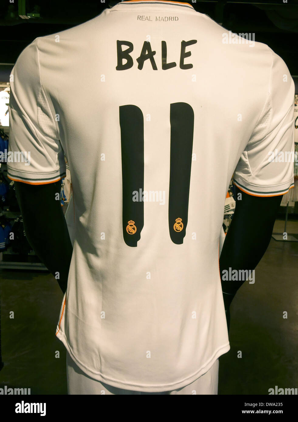 Gareth Bale camisetas en la tienda oficial del Real Madrid en el Estadio  Bernabeu, España Fotografía de stock - Alamy