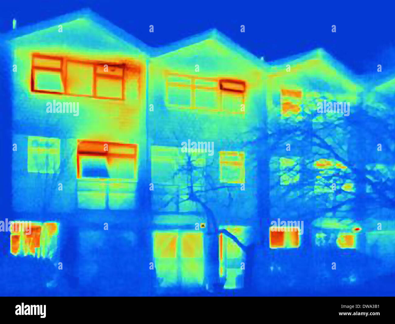 Imagen térmica de la casa, mostrando la pérdida de calor de las ventanas abiertas Foto de stock