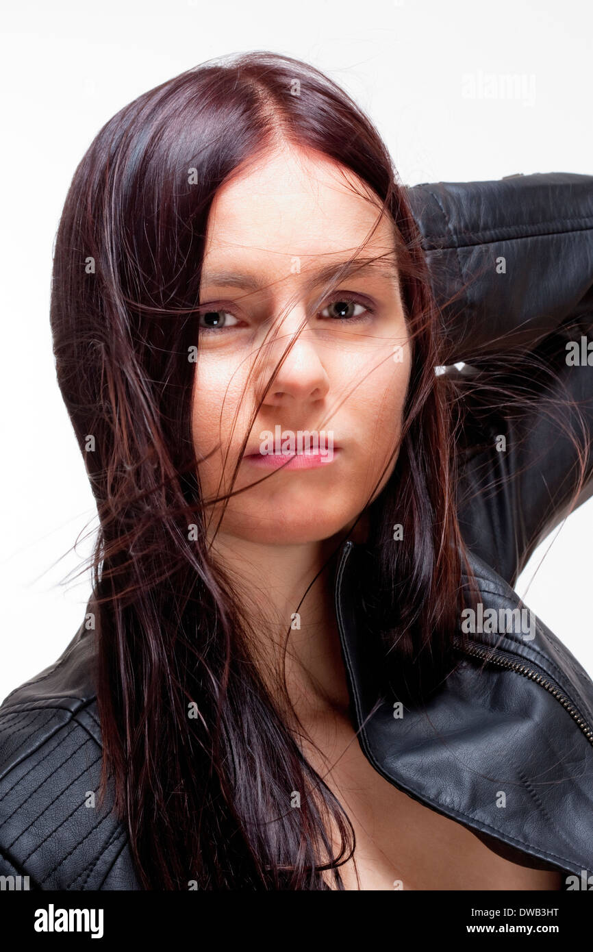 Retrato de una mujer joven de chaqueta de cuero - aisladas sobre fondo gris Foto de stock