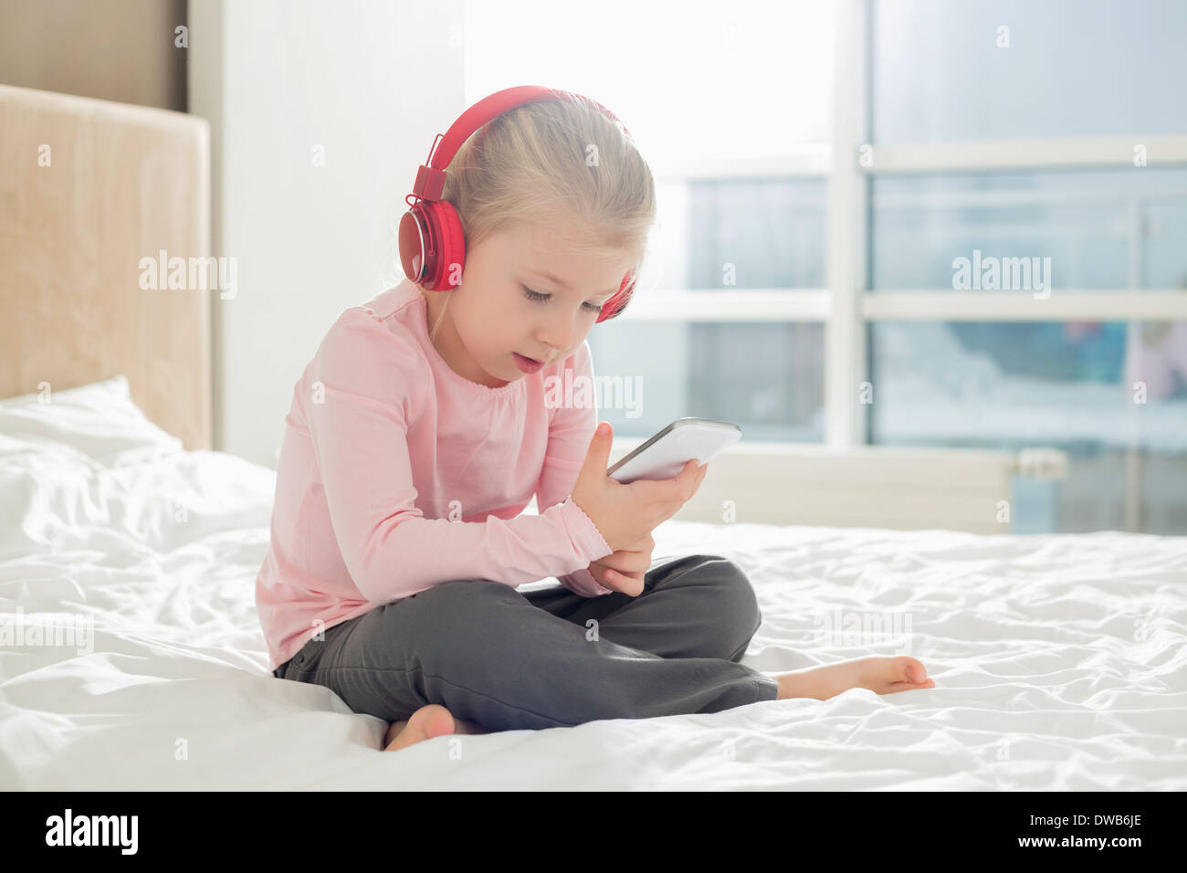 Niño escuchando música con auriculares. Niña escuchando canciones a través  de auriculares inalámbricos. Accesorio de auriculares. Adolescente elegante  escuchando música Fotografía de stock - Alamy