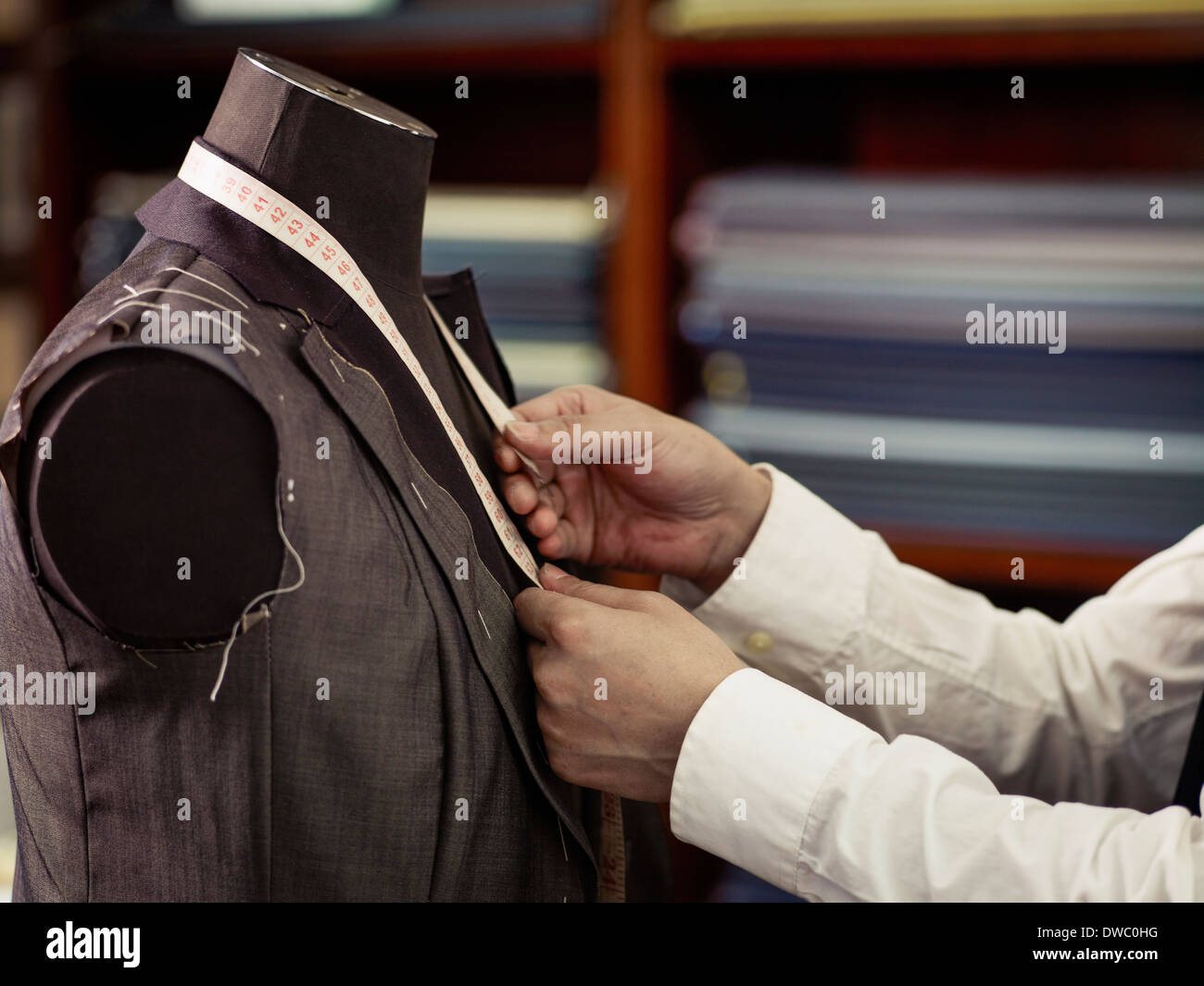 Confeccionar prendas de medición en los tradicionales sastres shop Foto de stock