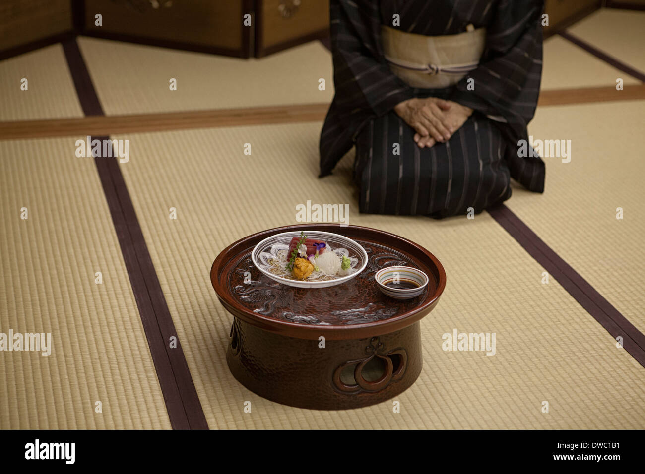 Una camarera sirve comida tradicional en un Ryotei, Tokio Foto de stock